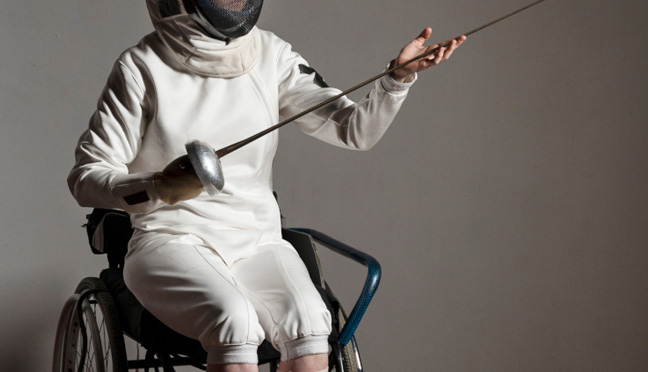 Dies Bild zeigt zwei Rollstuhlfechter im Duell